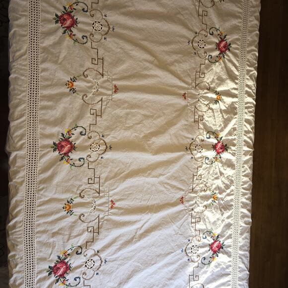 VTG Embroidered Cross Stitch Linen Tablecloth 112x64 White Crochet Edge Handmade - Picture 8 of 16